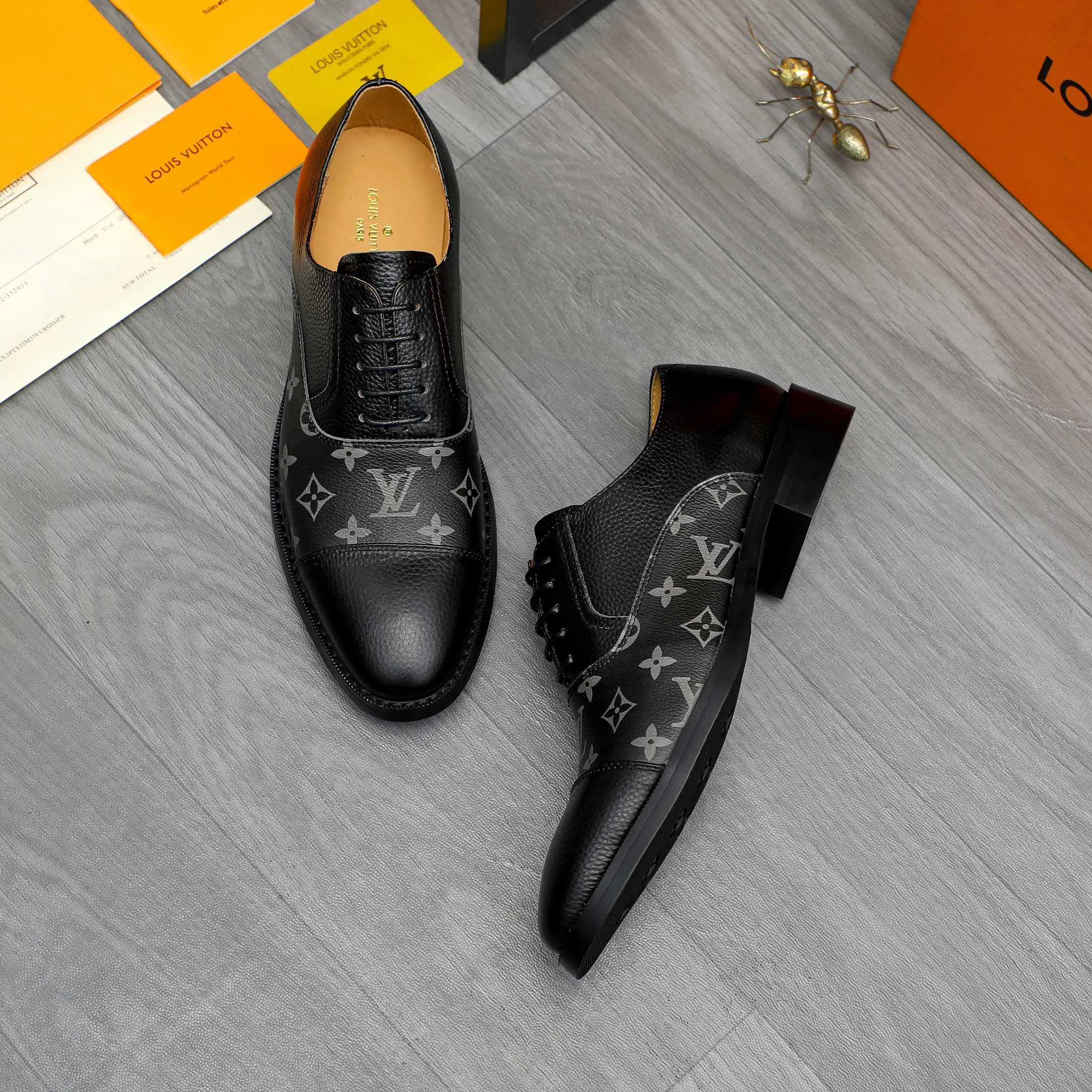 Men's shoes 💰500 Product trademark: LV "Louis Vuitton" business formal leather shoes Regular size: 39-45 (.45 customization is non-refundable) Product material: Selected pebbled cowhide stitching printed upper, cowhide lining, original rubber outsole